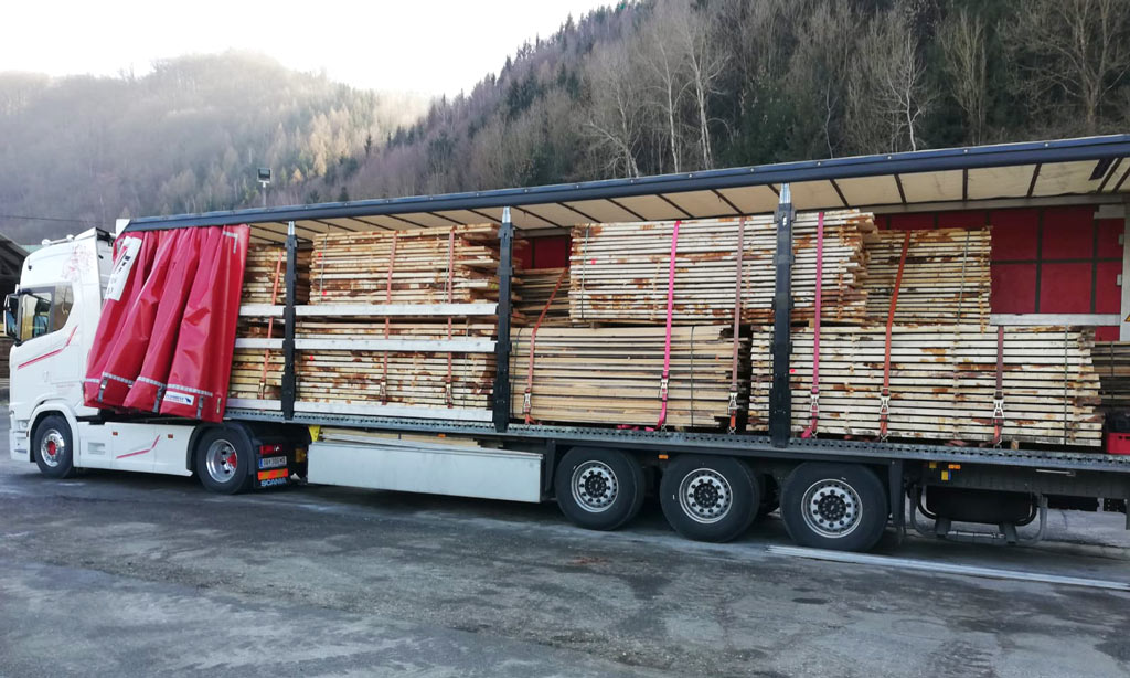 Transporter mit Holz auf Ladefläche